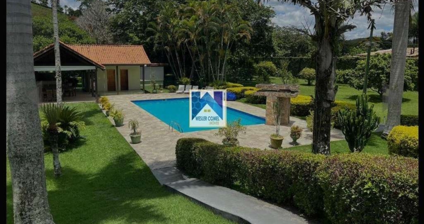 Esta charmosa chácara é um verdadeiro refúgio, ideal para quem busca tranquilidade e contato com a natureza, sem abrir mão do conforto. A propriedade conta com 4 dormitórios, sendo