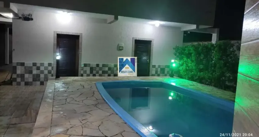 Esta linda casa à venda, localizada a poucos passos da praia, oferece o melhor em conforto e praticidade para quem busca qualidade de vida à beira-mar.