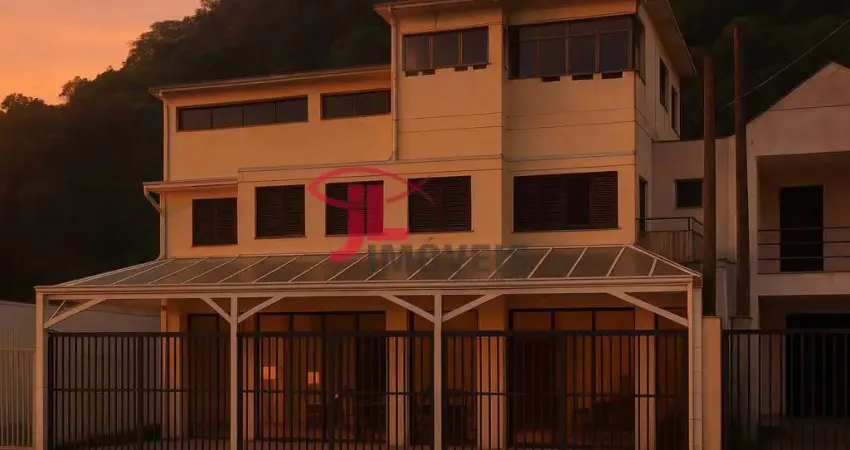 Triplex amplo a poucos passos da praia – ideal para morar ou investir!