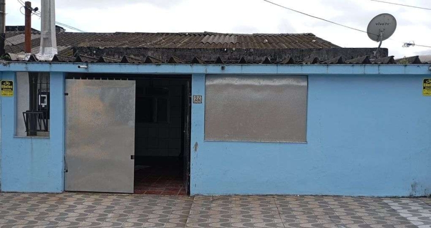 Casa térrea com edícula e área de lazer á venda em São Vicente