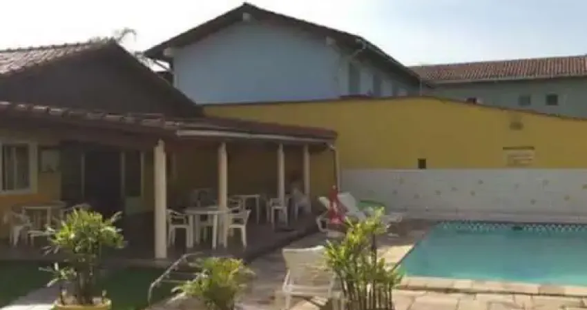 Sobrado em condominio fechado com piscina 100 metros da praia!