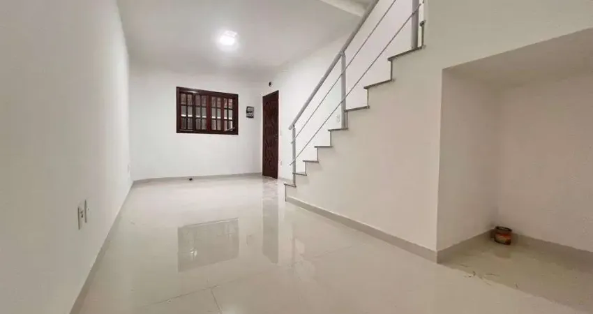 Sobrado em Praia Grande, com 2 dormitórios, ambos suítes, totalizando 132m².