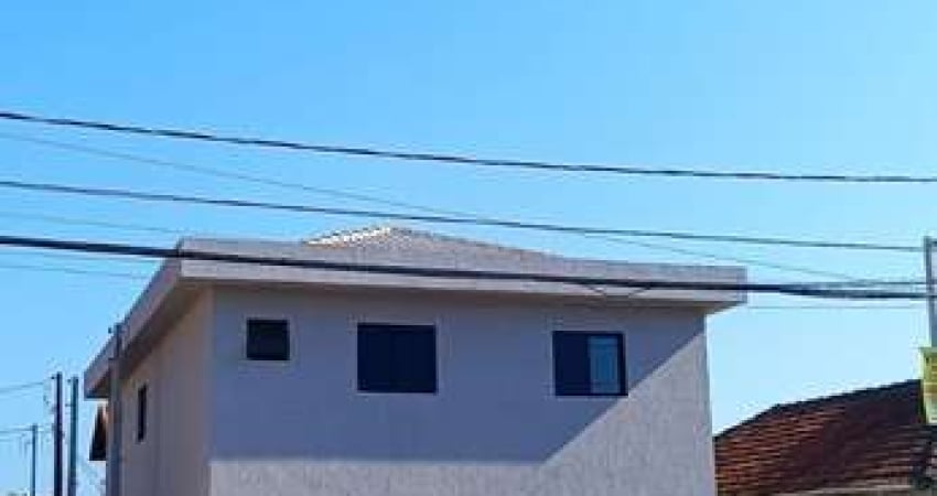 Casa tipo sobrado, independente , garagem c/vaga livre e quintal em São Vicente!