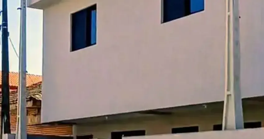 Casa tipo sobrado, independente , garagem c/vaga livre e quintal em são vicente!