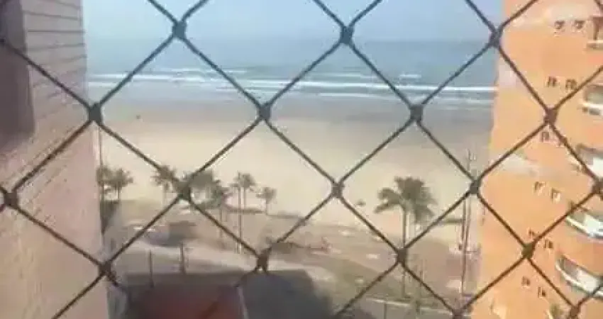 Apartamento - 3 dorms, suíte, sacada envidraçada e vista mar a 50m da praia