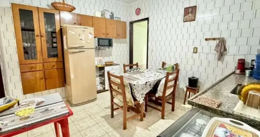 Casa térrea 2 dorms (1 suíte), edícula, mobiliada – 400m da praia caiçara