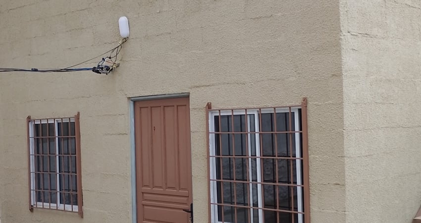Casa / sobrado ,andar de cima ,02 quartos banheiro  tanque levar, roupa'