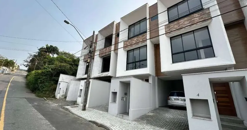 Vende-se sobrado geminado de 142m² com 3 dormitórios sendo 1 suíte no bairro Vila Lenzi.