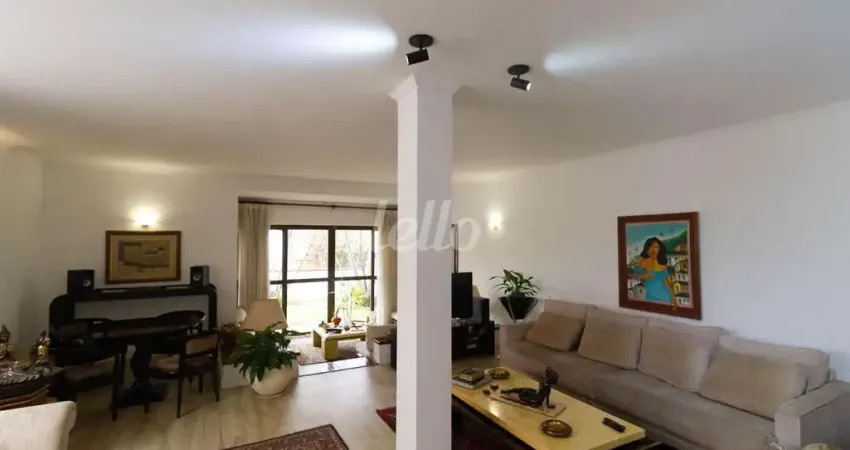 Casa com 4 quartos para alugar na Rua Guapiaçu, --, Vila Clementino, São Paulo