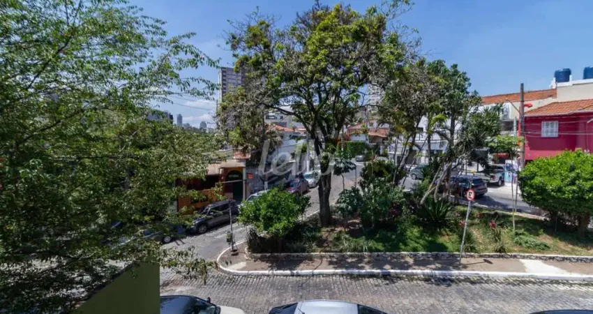 Casa com 3 quartos para alugar na Rua Gonçalo Afonso, --, Jardim das Bandeiras, São Paulo