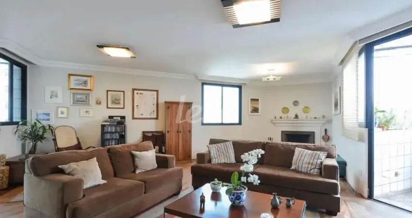 Apartamento com 3 quartos à venda na Avenida Chibarás, 853, Moema, São Paulo