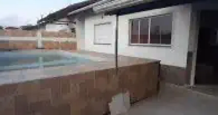 Linda casa no Jardim Guacyra, em Itanhaém - lado praia, em rua calçada.
