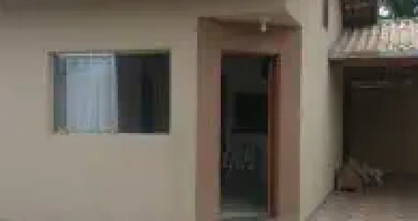Casa no Jardim das Palmeiras, em Itanhaém - localizado lado serra, em rua calçada.