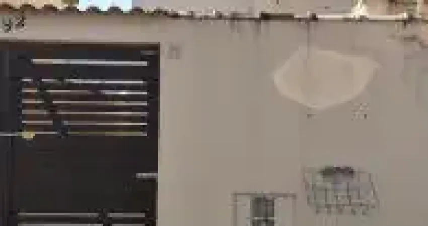 Casa no bairro Jardim Magalhães, em Itanhaém - localizado lado serra, em rua calçada.