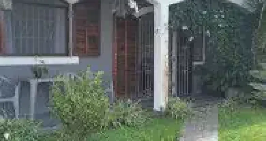 Casa no bairro Tupy, em Itanhaém - localizado lado praia, em rua calçada.
