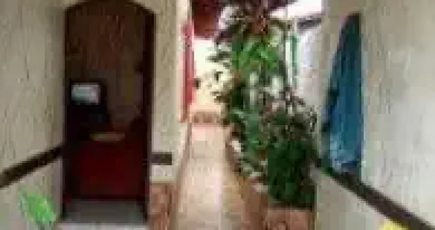 Casa no bairro Campo Elíseos, em Itanhaém - localizado lado serra, em rua calçada.