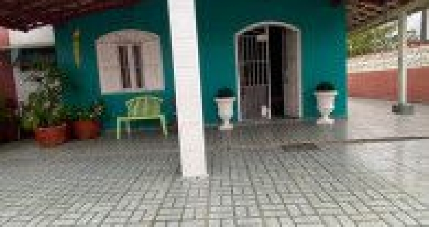 Casa no bairro balneário Gaivota, em Itanhaém - ficando lado praia, em rua calçada.