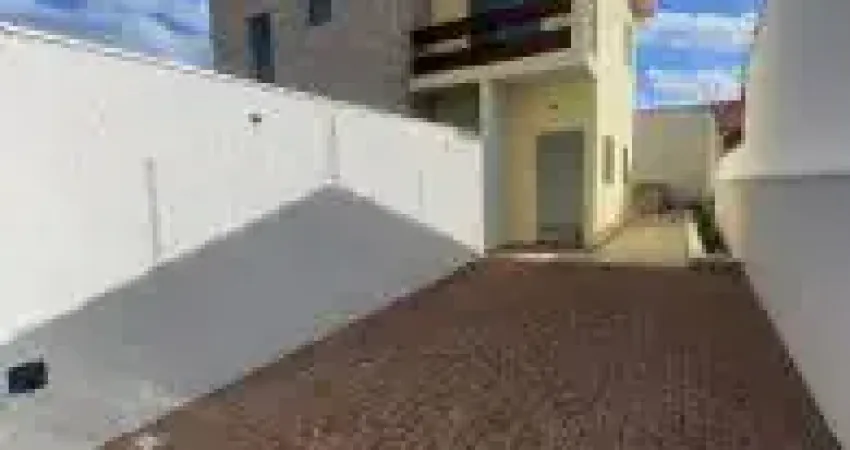 Casa Sobreposta no bairro Bopiranga, em Itanhaém - sendo lado praia, com acesso asfaltado.