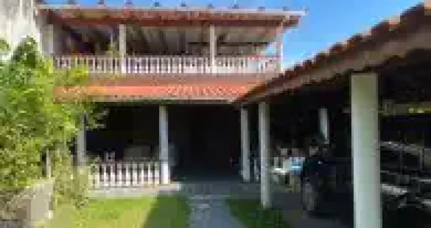 Sobrado no bairro Balneário Gaivota, em Itanhaém - sendo lado serra, em rua calçada.