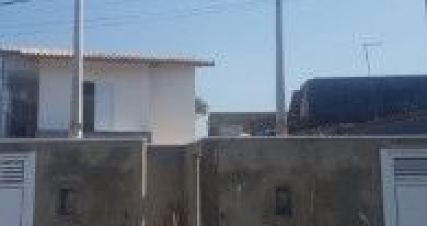 Casa Sobreposta no Jardim das Palmeiras, em Itanhaém - sendo lado praia, em rua calçada.
