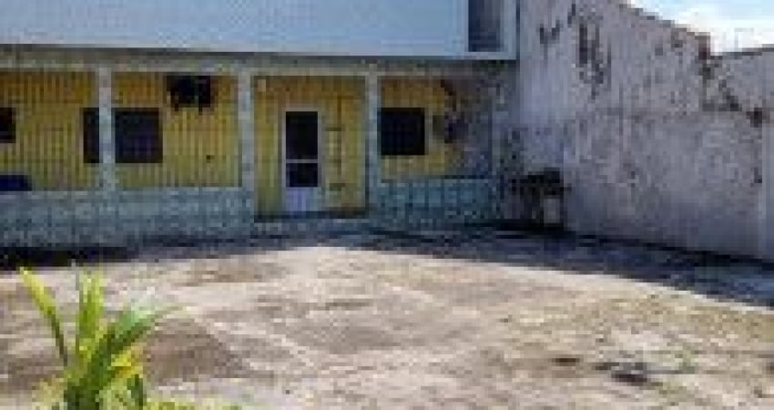 Casa no bairro Balneário Gaivota, em Itanhaém - sendo lado praia, em rua asfaltada.