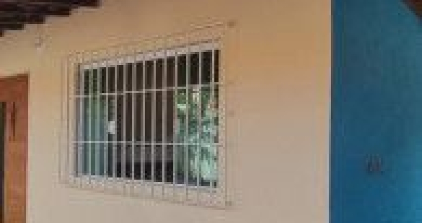 Casa no bairro Balneário Gaivota, em Itanhaém - sendo lado praia, em rua calçada.
