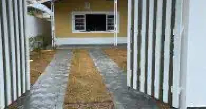 Casa no bairro Santa Julia, em Itanhaém - sendo lado praia, em rua calçada.