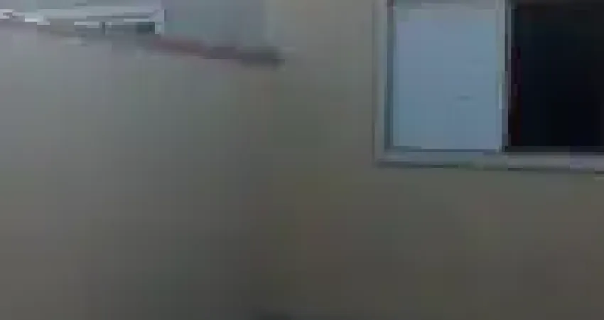 Casa no bairro Vila Loty, em Itanhaém - sendo lado serra, em rua de terra.