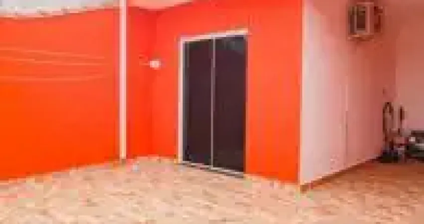 Casa no bairro São João Batista, em Peruíbe - sendo lado serra, em rua calçada.