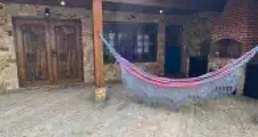 Casa no Centro de Itanhaém - localizada lado praia frente ao mar, em rua calçada.