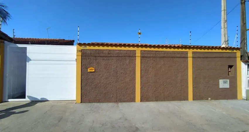 Ótima casa a venda no bairro Jardim Regina, em Itanhaém * Localizada lado praia, em rua calçada.