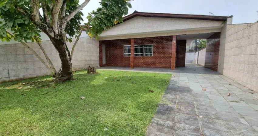 Ótima casa à venda no bairro São Fernando, em Itanhaém - Localizada lado praia, em rua calçada.