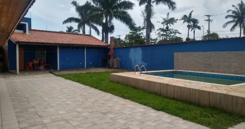 CASA COM PISCINA A VENDA EM ITANHAEM A 490M DO MAR - JD DIPLOMATA.