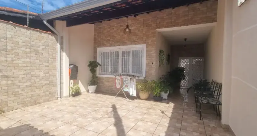 CASA A VENDA EM ITANHAÉM Á 400 METROS DO CENTRO DA CIDADE