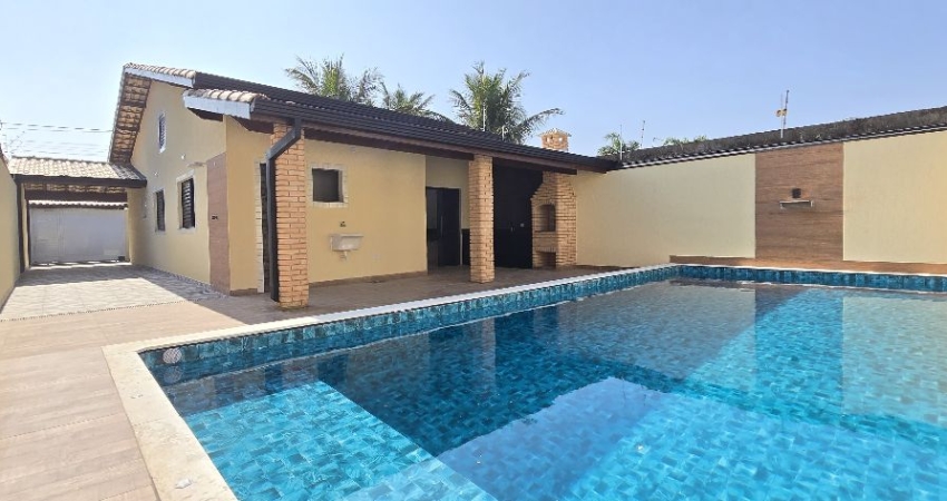 CASA COM ÓTIMO PADRÃO DE ACABAMENTO E PISCINA DE 9M - ITANHAÉM/SP.