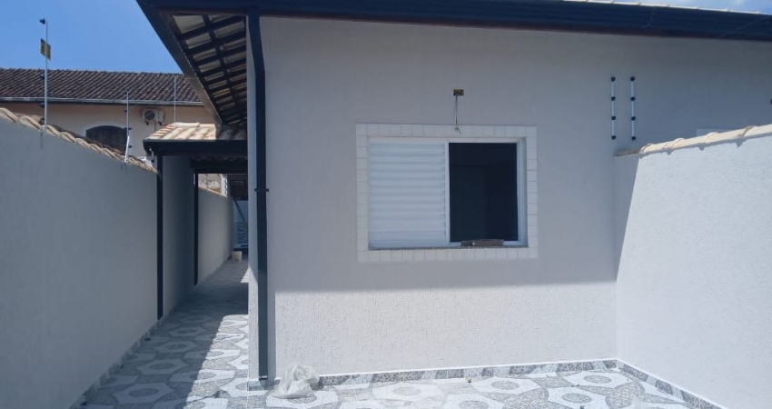 Casa com piscina á venda em Itanhaém- 1500m do mar