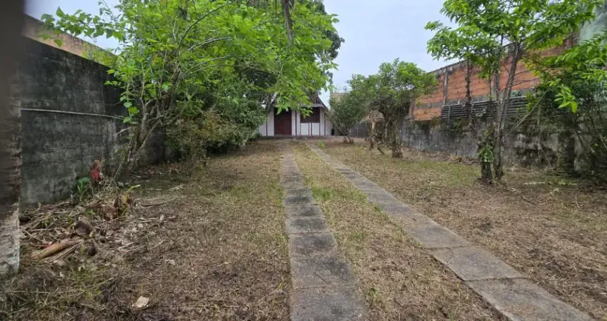 Chalé em terreno de 380m² á venda em Itanhaém- 500m do mar