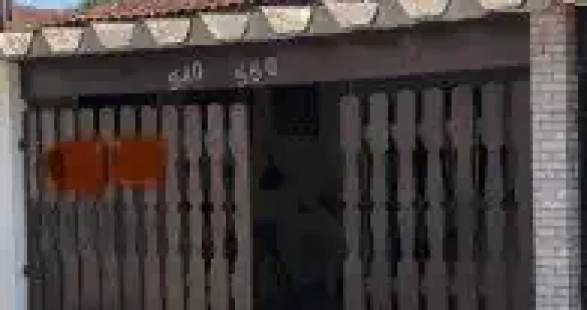 Excelente casa localizada no bairro Belas Artes - lado praia, em rua calçada