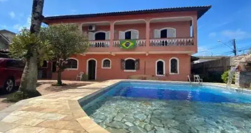 Linda casa localizada no Centro de Itanhaém - lado praia.