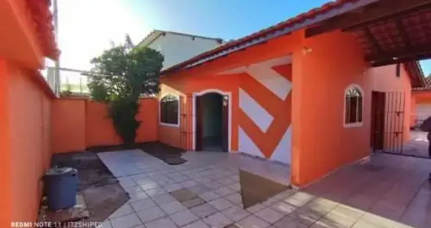 Linda casa localizada no bairro Bopiranga - lado praia