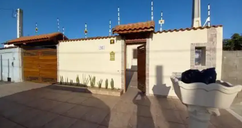 Linda casa localizada no bairro Balneário Novaro no Gaivotas - lado praia, em rua calçada.