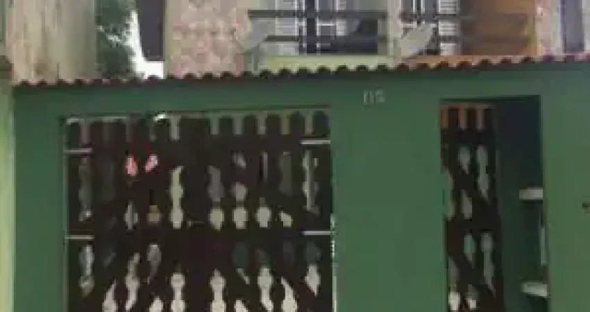 Excelente sobrado localizado no Balneário Gaivota - lado praia, em rua calçada.