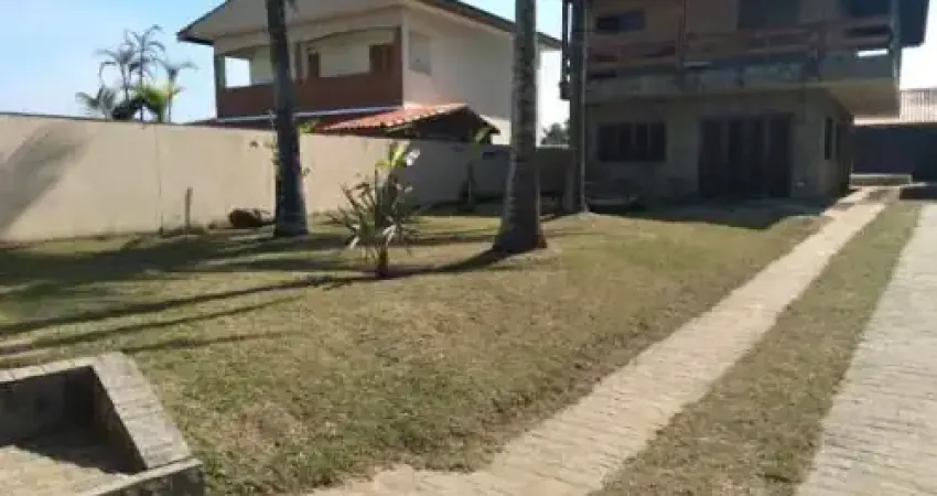 Belíssima casa localizada no bairro Parque Augustus - lado praia, em frente ao mar.