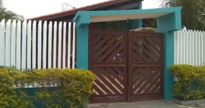 Excelente casa localizada no bairro Cibratel 2 - lado praia, possui piscina, churrasqueira, forno, fogão a lenha e área de serviço.