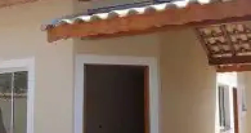 Excelente casa localizada no bairro Jardim Grandesp - lado praia, possui piscina e área gourmet com churrasqueira.
