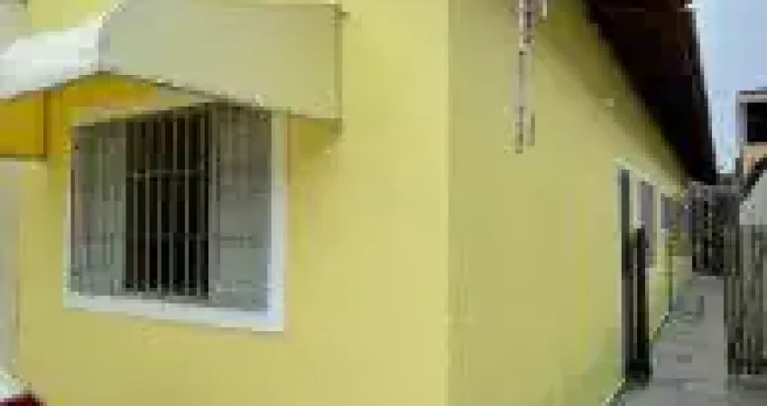 Casa localizada no bairro Jardim Santa Terezinha, em Itanhaém - rua calçada.