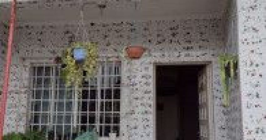 Casa localizada no bairro Jardim Praia Grande, em Mongaguá - lado praia em rua calçada.