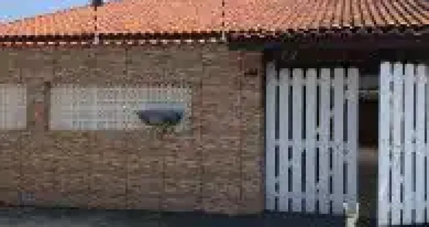 Linda casa localizada no bairro Luizamar Mirim, em Itanhaém - lado praia, em rua calçada.