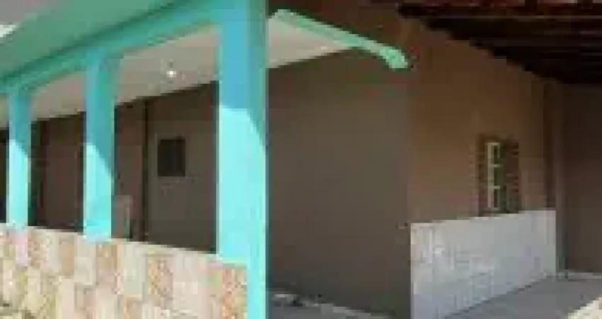 Excelente chácara localizada no bairro Cibratel, em Itanhaém - Possui piscina, churrasqueira, varanda, cerca elétrica e portão automático.