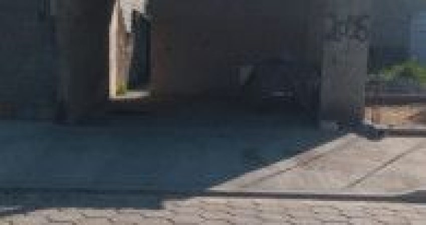 Casa no bairro Nova Itanhaém, em Itanhaém - em rua calçada, possui estrutura para sobrado.